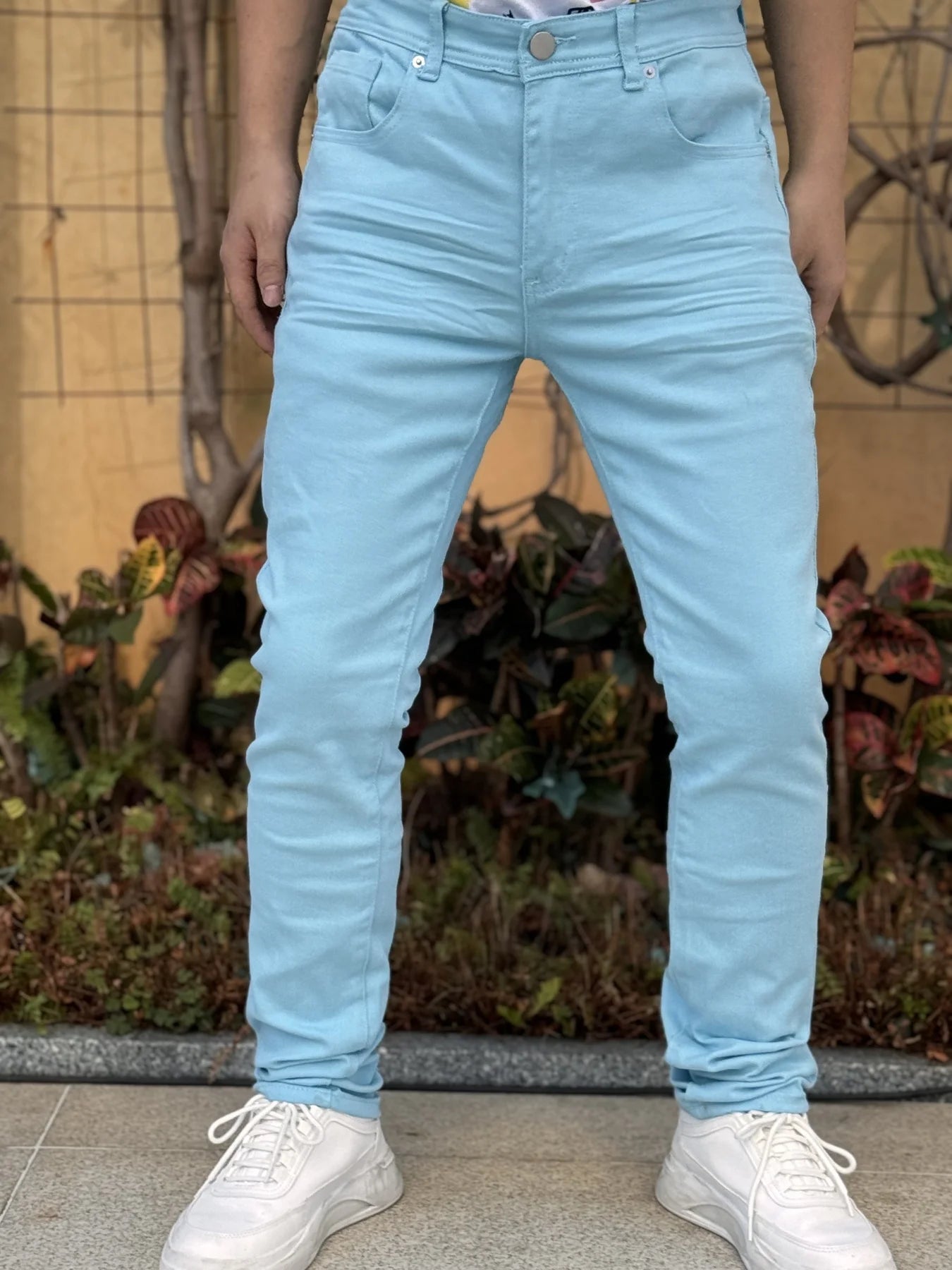 Tendance mode 2025 : les jeans pour hommes à taille fine sont décontractés et polyvalents, adaptés à diverses occasions.
