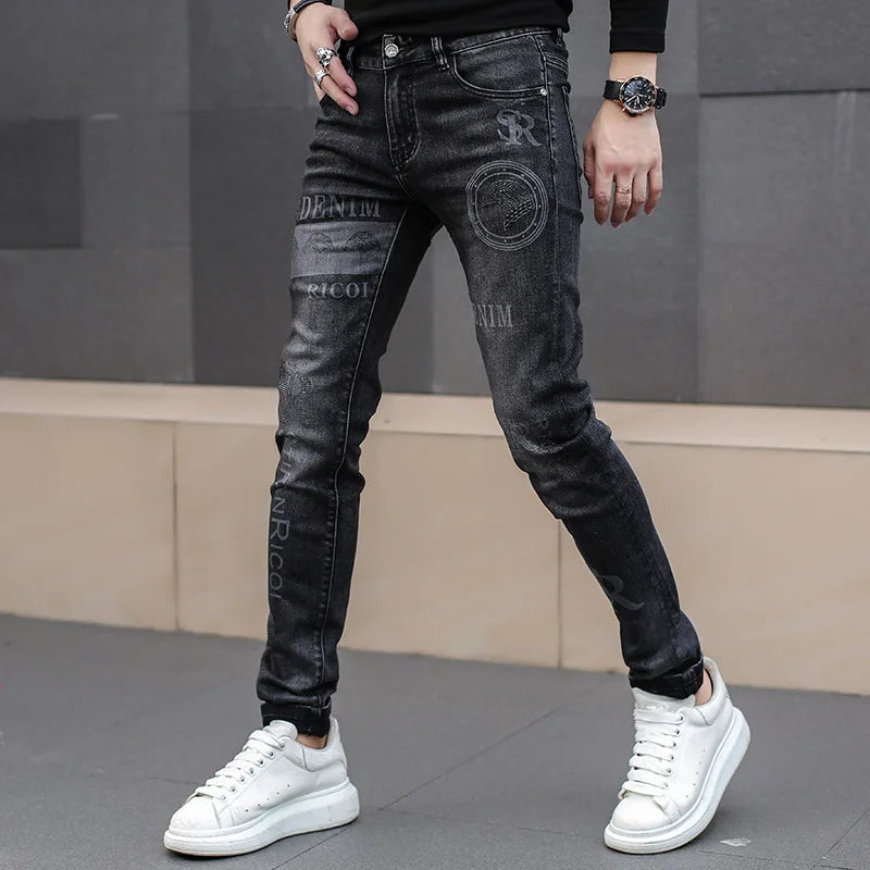 Erkekler İçin Siyah Kot Pantolon Moda Sokak İnce Baskı Kot Erkek Pantolon Sonbahar Esnek Rahat Biker Yüksek Kaliteli Erkek Giyim
