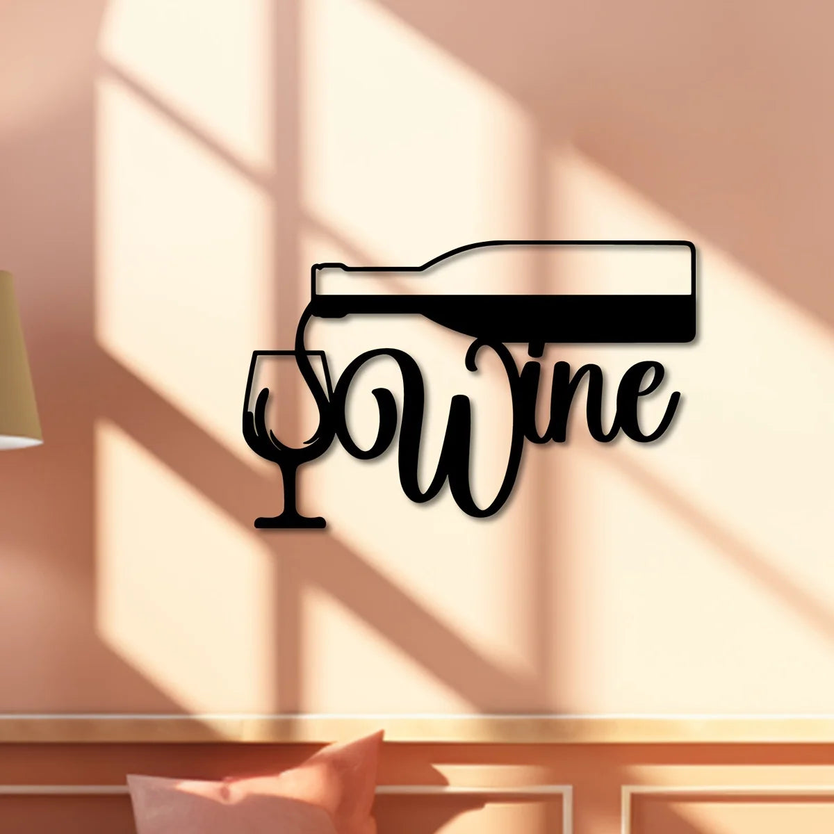Une œuvre d'art murale en verre à vin, logo, belle décoration avec des décorations rétro, bar cuisine café