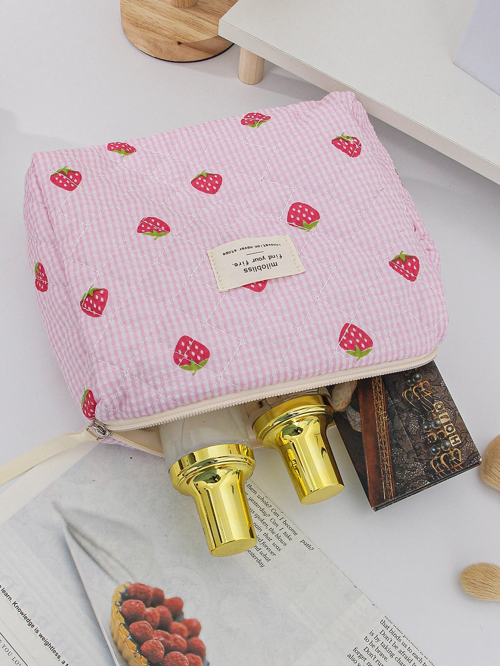 1pc/set Strawberry Quilted Makeup Bag, Travel Makeup Bag, Toiletry Makeup Bag, Portable Makeup Bag, Lightweight  Storage Bag