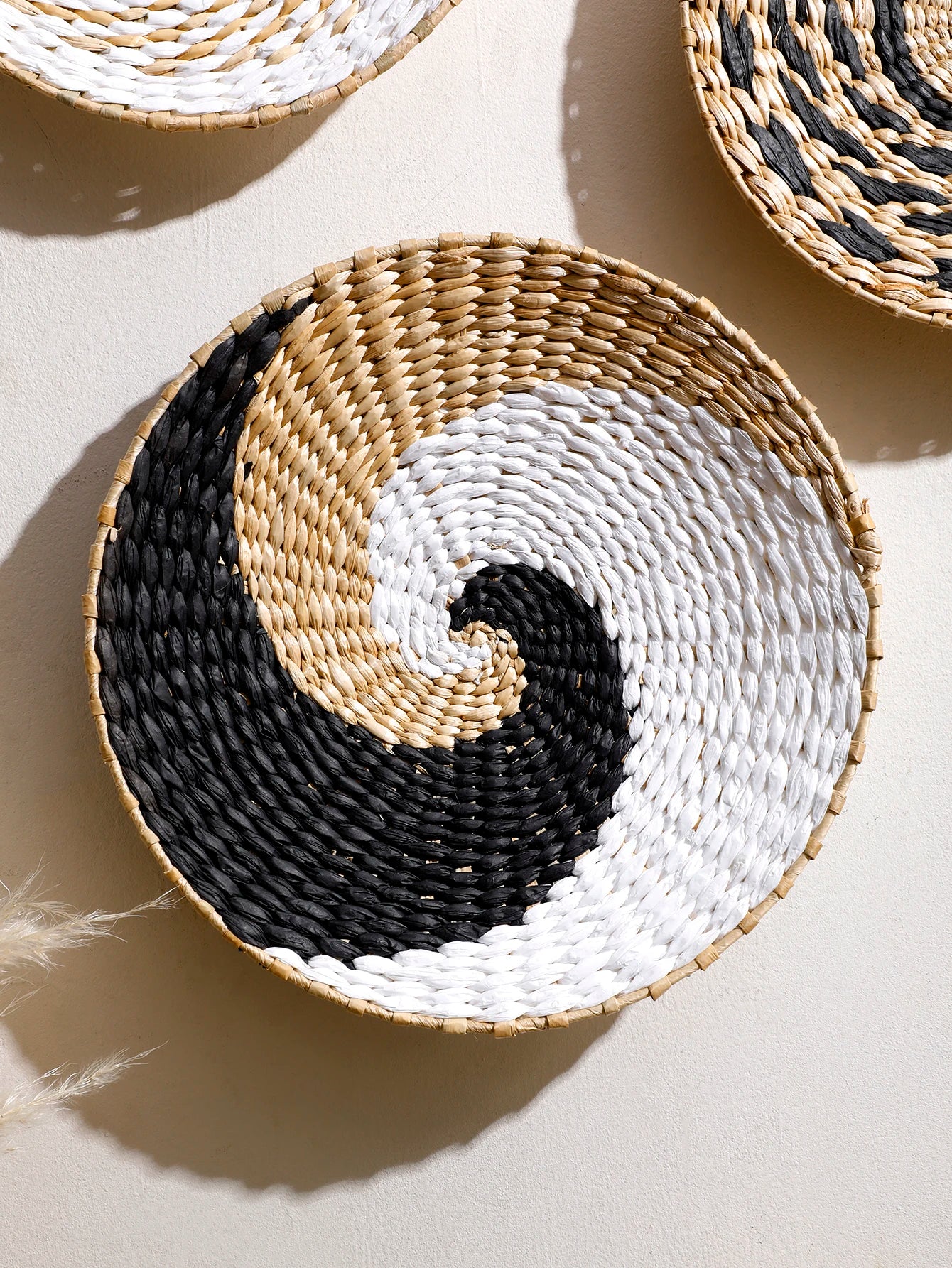 Wall Basket Decor Boho Handmade Seagrass Wall Hanging Decor Natural Basket Wall Art for Kitchen Bedroom Living Room Ornament