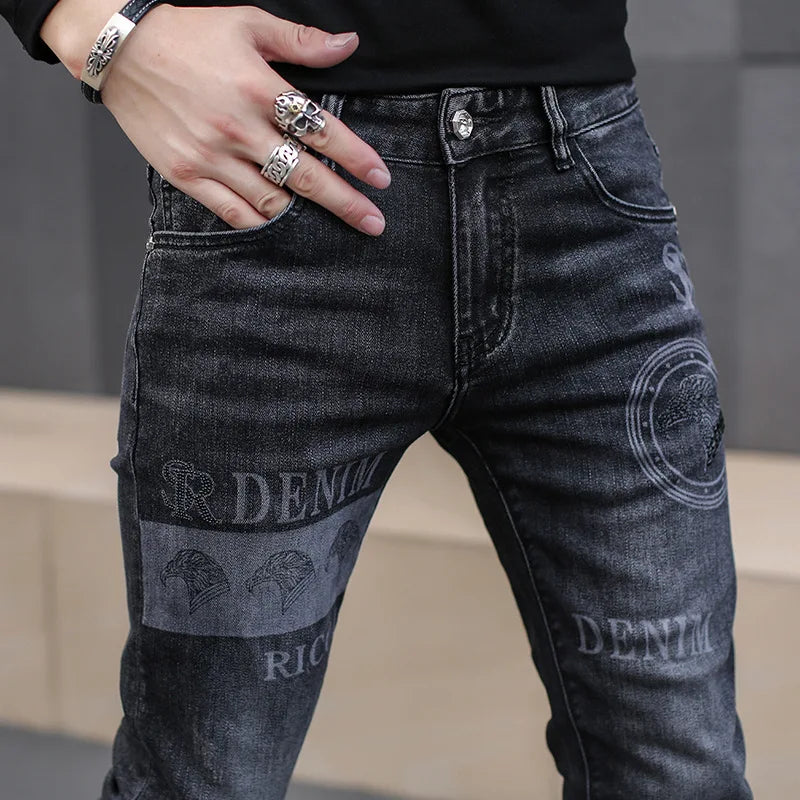 Erkekler İçin Siyah Kot Pantolon Moda Sokak İnce Baskı Kot Erkek Pantolon Sonbahar Esnek Rahat Biker Yüksek Kaliteli Erkek Giyim
