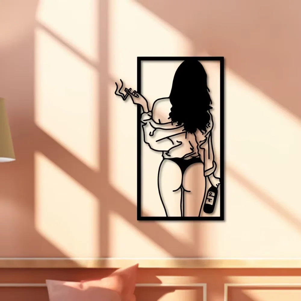 Décoration murale sophistiquée en métal, pièce unique – Art abstrait féminin au trait unique | Femme moderne avec cigarette et bière | Décoration d'intérieur élégante